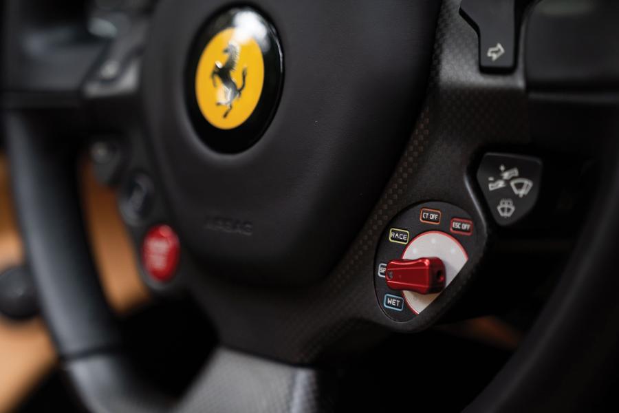 Детали интерьера Ferrari 488 Spider The Magnum PI (226129) 2017 года  (фото 28 из 33)
